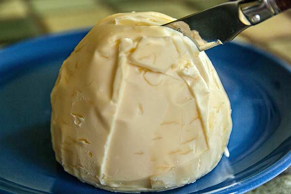 Großer Klumpen Butter auf einem Teller