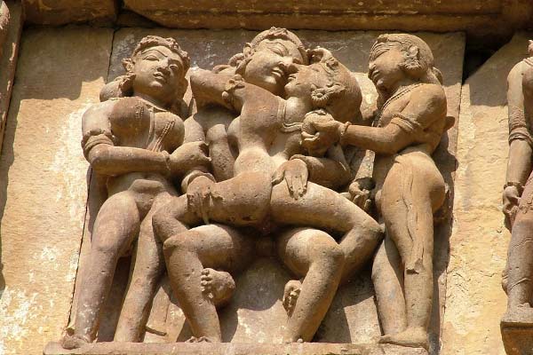 Steinfiguren an einem indischen Tempel in recht eindeutigen Posen.