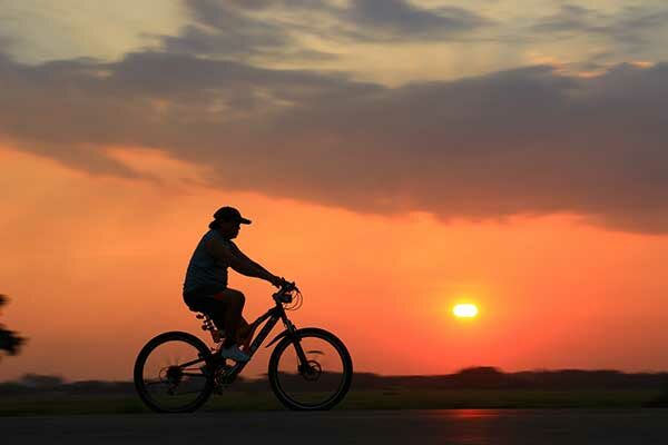 Radfahrersilhouette vor Sonnenuntergang