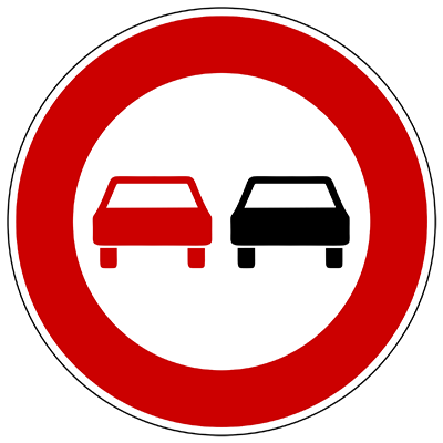 Verkehrsschild: Überholverbot - Zwei Autos nebeneinander, das linke ist rot, das rechte schwarz