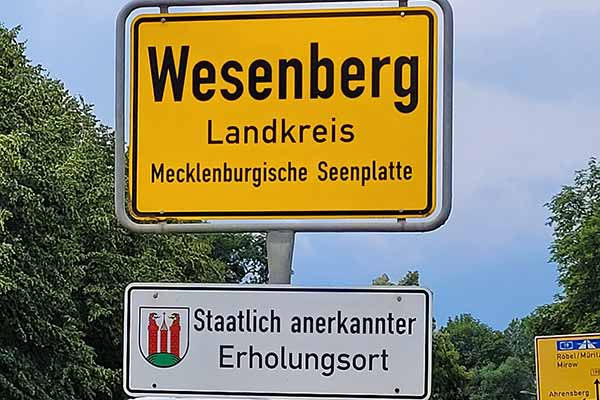 Ortsschild: Wesenberg, Landkreis Mecklenburgische Seenplatte, darunter ein Schild: Staatlich anerkannter Erholungsort