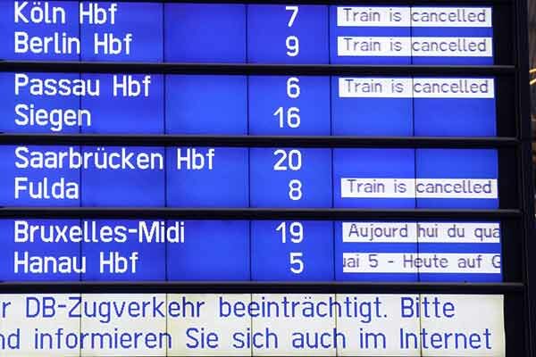 Anzeigetafel der Deutschen Bahn mit mehreren Zugausfällen