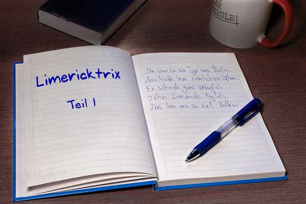 Aufgeschlagenes Notizbuch, darin mit blauer Tinte geschrieben: "Limericktrix - Teil 1"