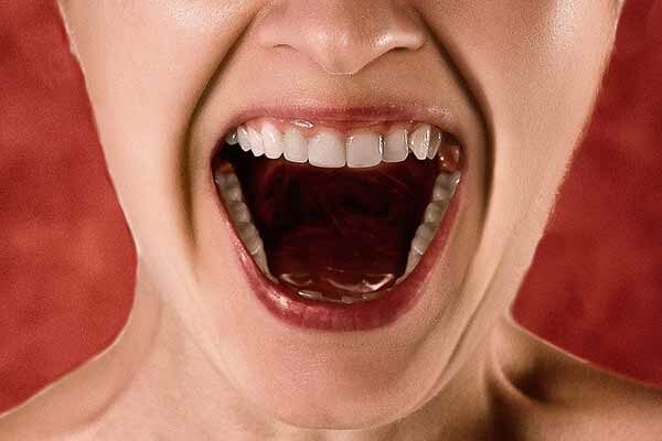 Weit geöffneter Mund mit Zähnen